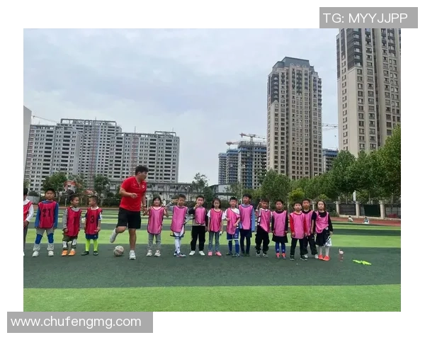 围绕足球球星合影记录难忘瞬间展现球迷热情与荣耀时刻