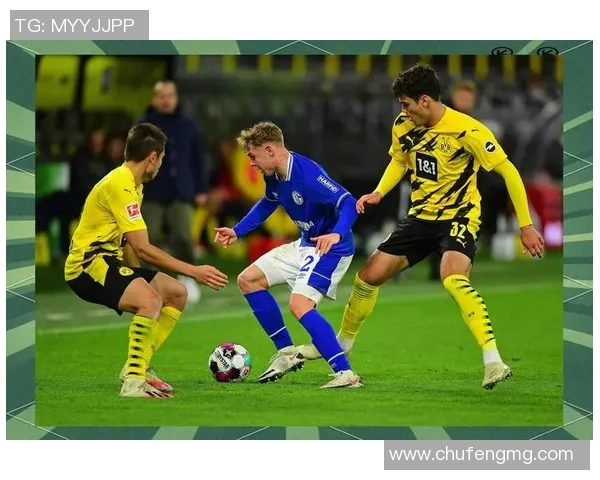 足球球星赛场激烈对抗中突然用手击肩引发全场热议讨论