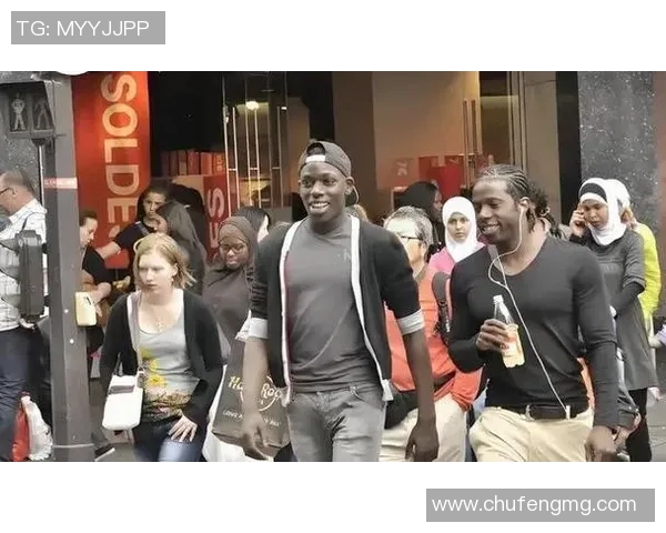 足球球星醉酒现身街头行为失控引发热议网友热烈讨论